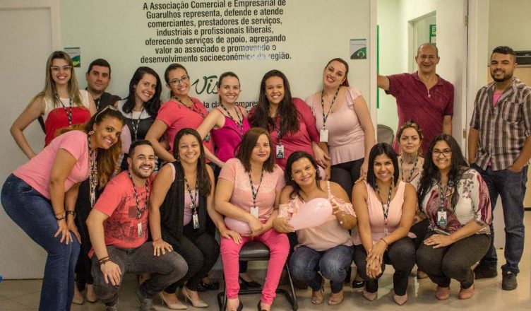 Colaboradores da ACE de rosa contra o câncer de mama