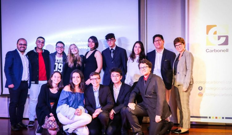 Projeto no Colégio Carbonell insere jovens no mundo da pesquisa científica
