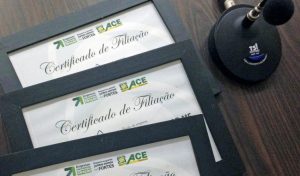 Associados recebem certificado de filiação em reunião na ACE-Guarulhos