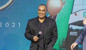 Diretor da ACE-Guarulhos é homenageado em prêmio dedicado a personalidades negras