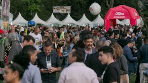 Centenas de pessoas comparecem ao ACExpo, maior feira de negócios de Guarulhos
