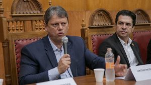 Em evento da ACE, Tarcísio de Freitas defende legado de Bolsonaro e promete SP forte